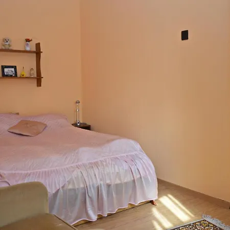 Sunbeam 3-bed In Apartment *