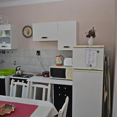 Sunbeam 3-bed In Apartment Erlau